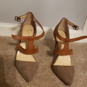 Brown high hills, Jessica Simpson